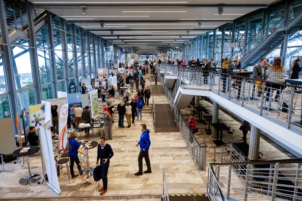 Blick über die Ausstellungsebene einer Kongresshalle mit Glasdach